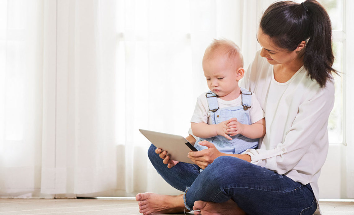 mamae lê em tablet para filho noitescomletras