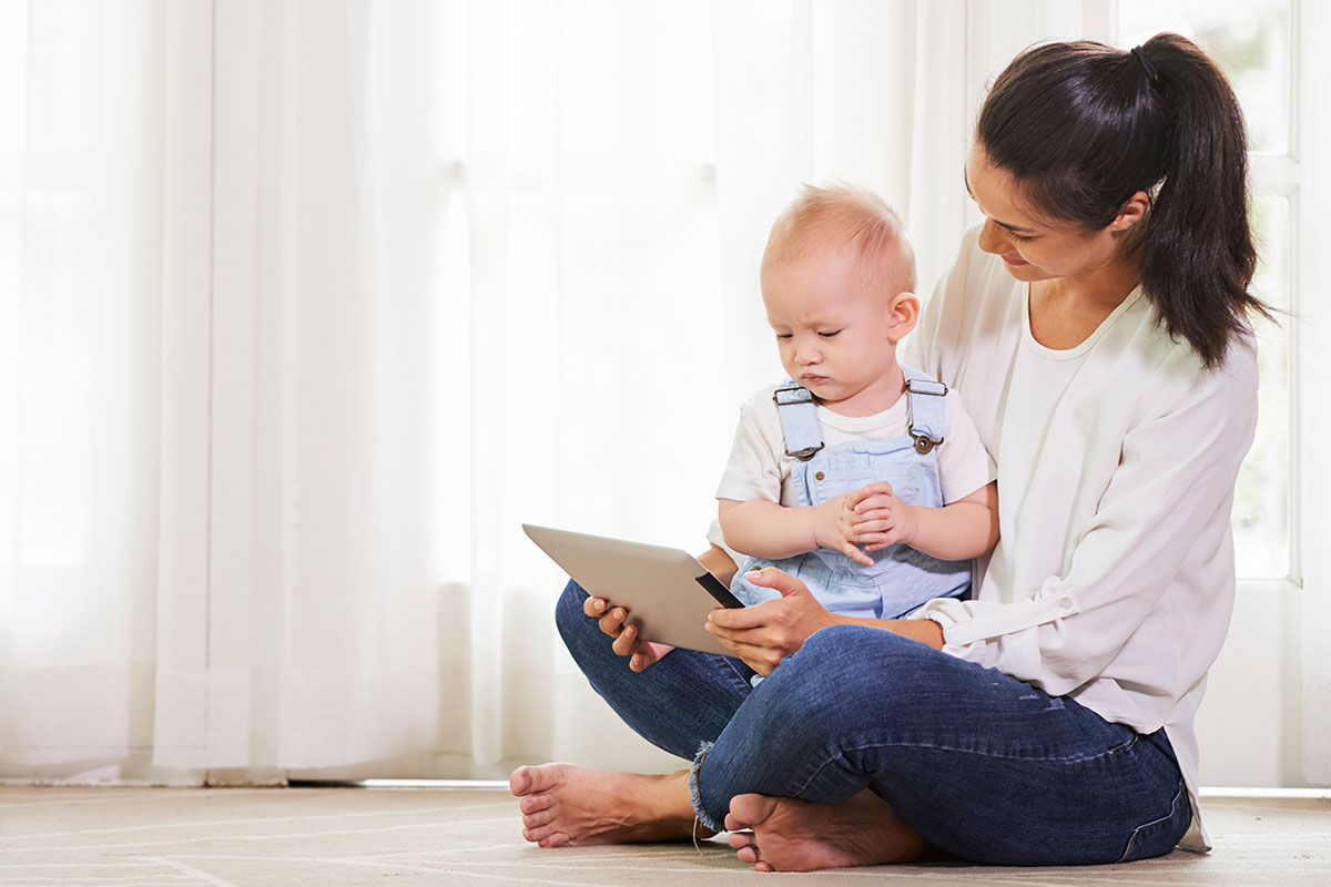 mamae lê em tablet para filho noitescomletras